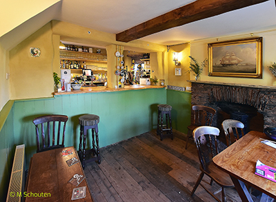 Bar on Right Hand Side.  by Michael Schouten. Published on 